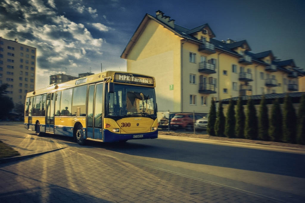 Autobus marki Scania CL94UB4X2 OmniLink - sesja na ulicach Tarnowa